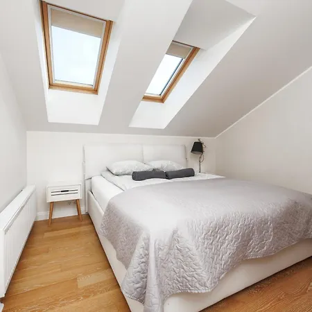 New! 2 Bedroom Free Parking, Child Friendly, Happening Area - Cafes, Markets, Museums, Old Town Close By Appartement